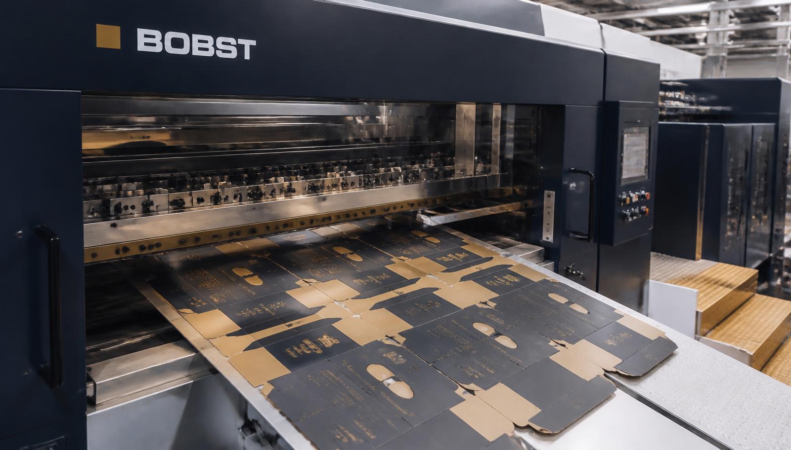 Atlas Ofset Bobst kesim makinesinde karton ambalaj kesimi